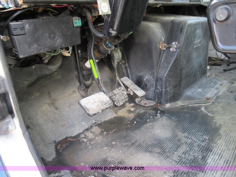 image for item AW9101 2001 International 4900 fuel delivery truck