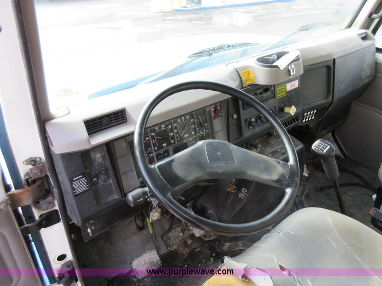 image for item AW9101 2001 International 4900 fuel delivery truck