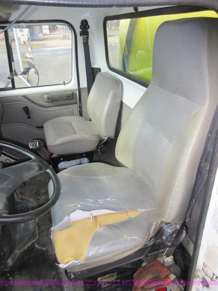 image for item AW9101 2001 International 4900 fuel delivery truck