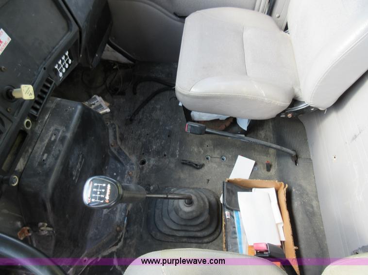 image for item AW9101 2001 International 4900 fuel delivery truck