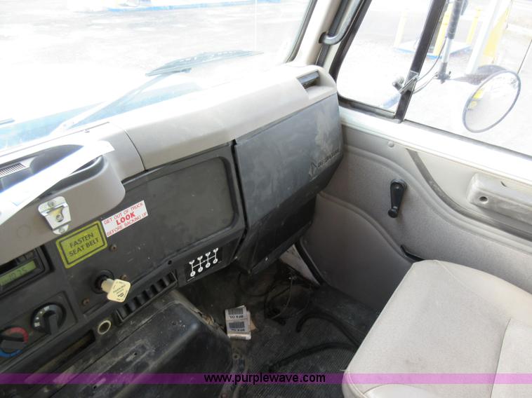 image for item AW9101 2001 International 4900 fuel delivery truck