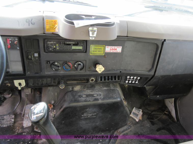 image for item AW9101 2001 International 4900 fuel delivery truck