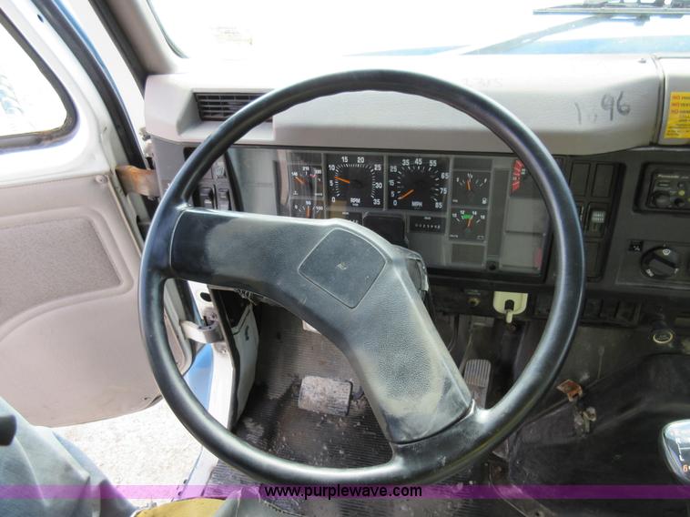 image for item AW9101 2001 International 4900 fuel delivery truck