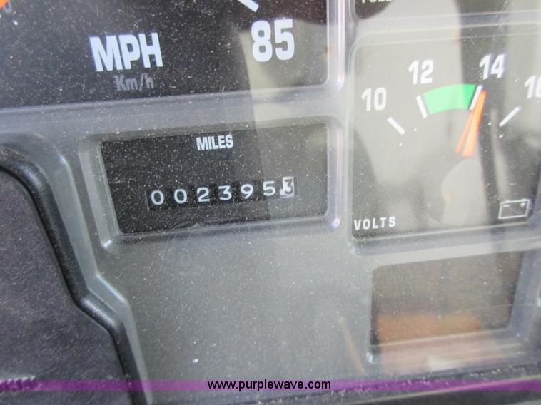 image for item AW9101 2001 International 4900 fuel delivery truck