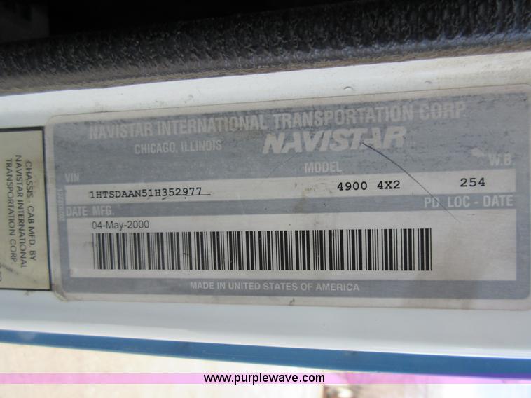 image for item AW9101 2001 International 4900 fuel delivery truck