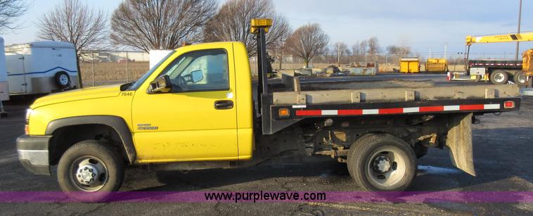 image for item AW9104 2006 Chevrolet Silverado 3500 flatbed truck