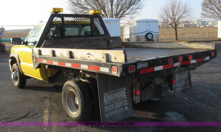 image for item AW9104 2006 Chevrolet Silverado 3500 flatbed truck