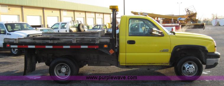 image for item AW9104 2006 Chevrolet Silverado 3500 flatbed truck