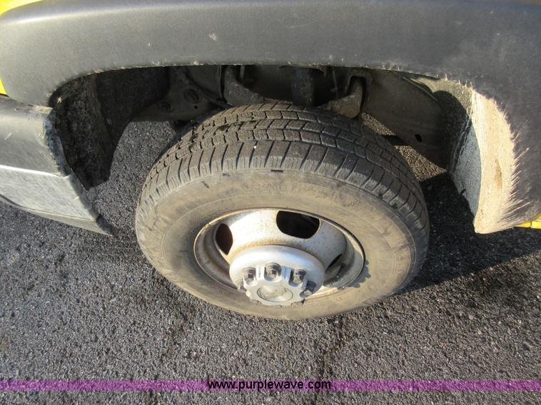 image for item AW9104 2006 Chevrolet Silverado 3500 flatbed truck