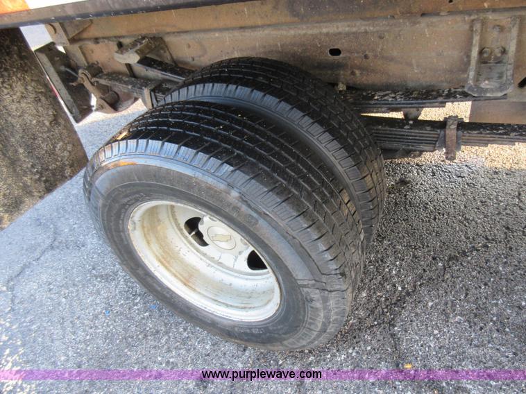 image for item AW9104 2006 Chevrolet Silverado 3500 flatbed truck
