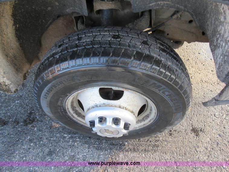 image for item AW9104 2006 Chevrolet Silverado 3500 flatbed truck