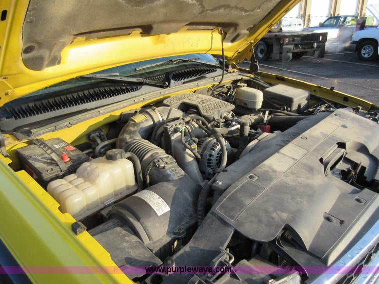 image for item AW9104 2006 Chevrolet Silverado 3500 flatbed truck