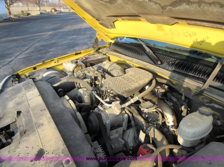 image for item AW9104 2006 Chevrolet Silverado 3500 flatbed truck