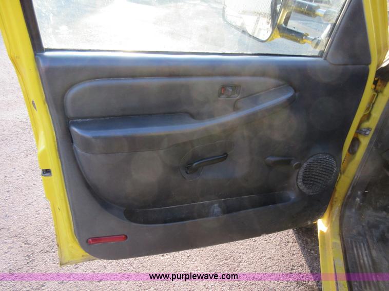 image for item AW9104 2006 Chevrolet Silverado 3500 flatbed truck