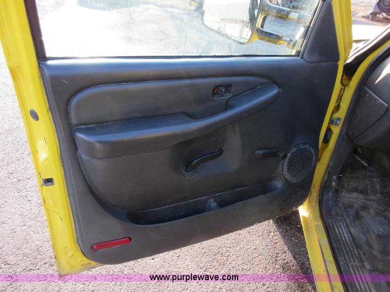 image for item AW9104 2006 Chevrolet Silverado 3500 flatbed truck