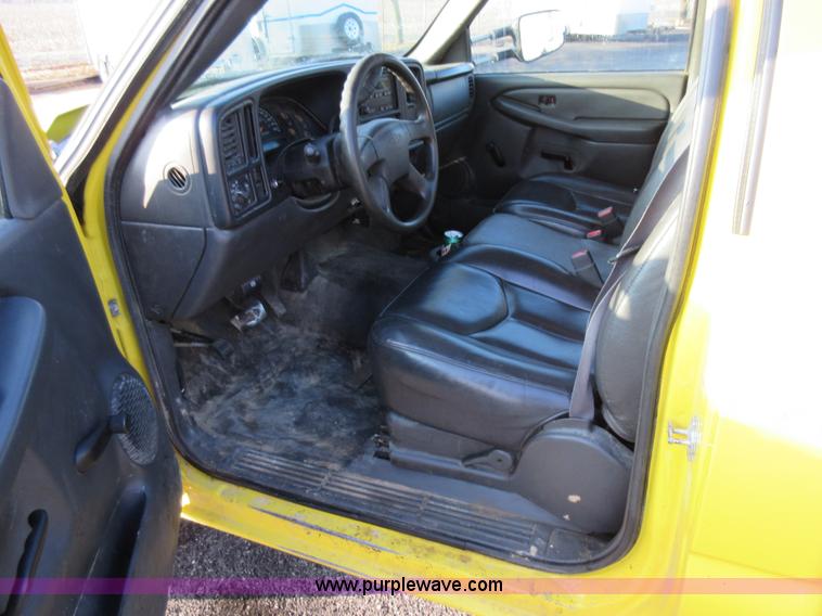 image for item AW9104 2006 Chevrolet Silverado 3500 flatbed truck