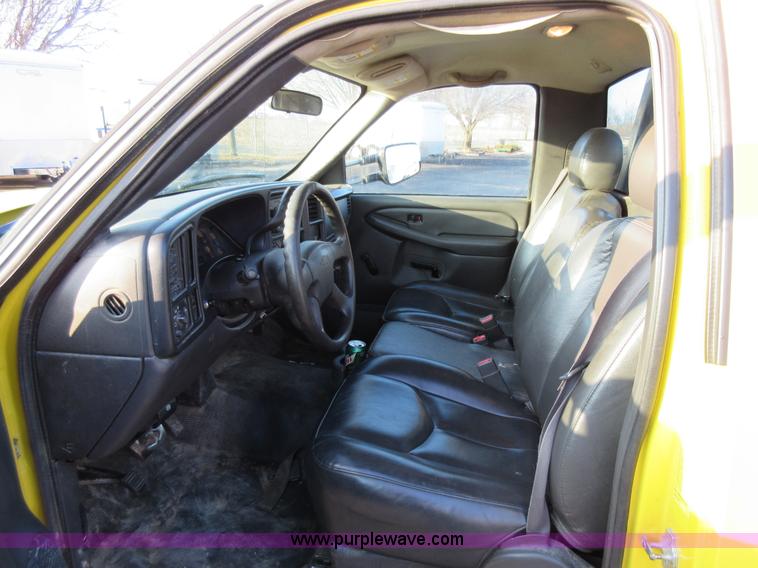 image for item AW9104 2006 Chevrolet Silverado 3500 flatbed truck