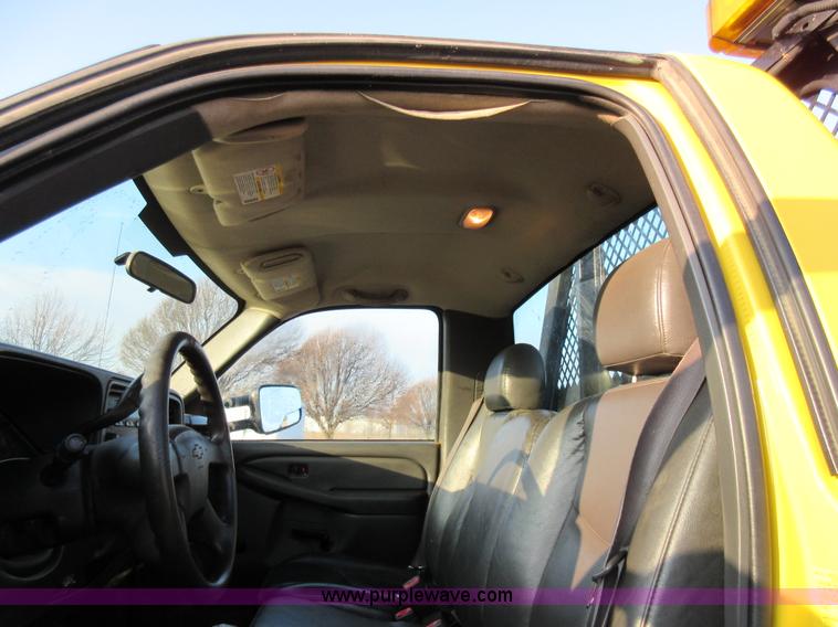 image for item AW9104 2006 Chevrolet Silverado 3500 flatbed truck