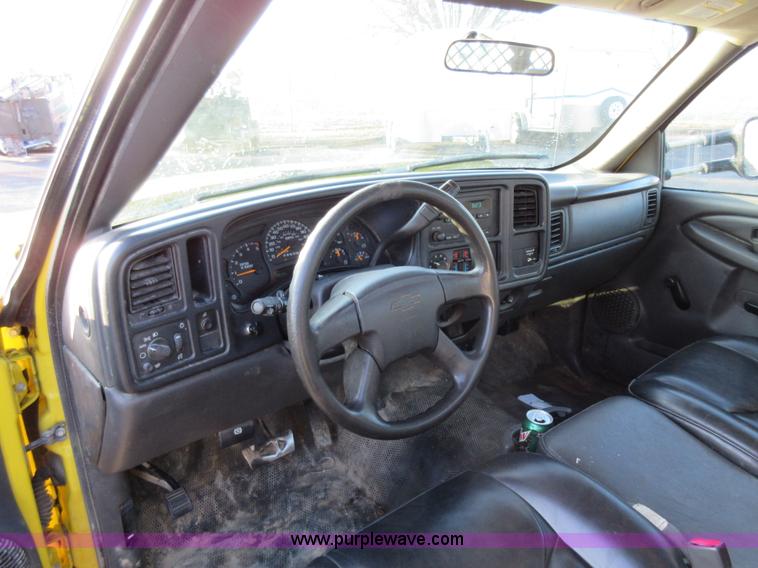 image for item AW9104 2006 Chevrolet Silverado 3500 flatbed truck