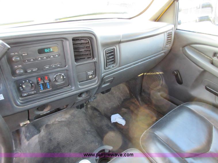 image for item AW9104 2006 Chevrolet Silverado 3500 flatbed truck