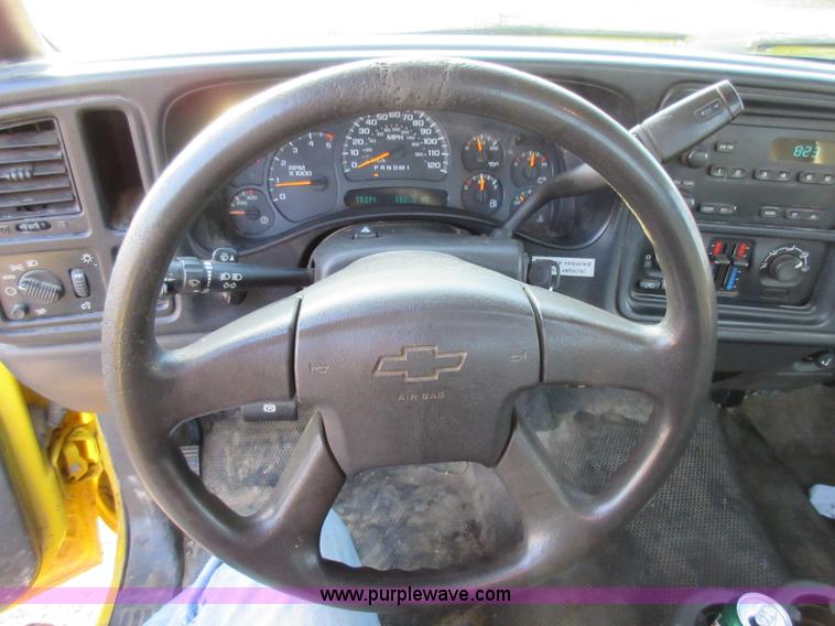 image for item AW9104 2006 Chevrolet Silverado 3500 flatbed truck