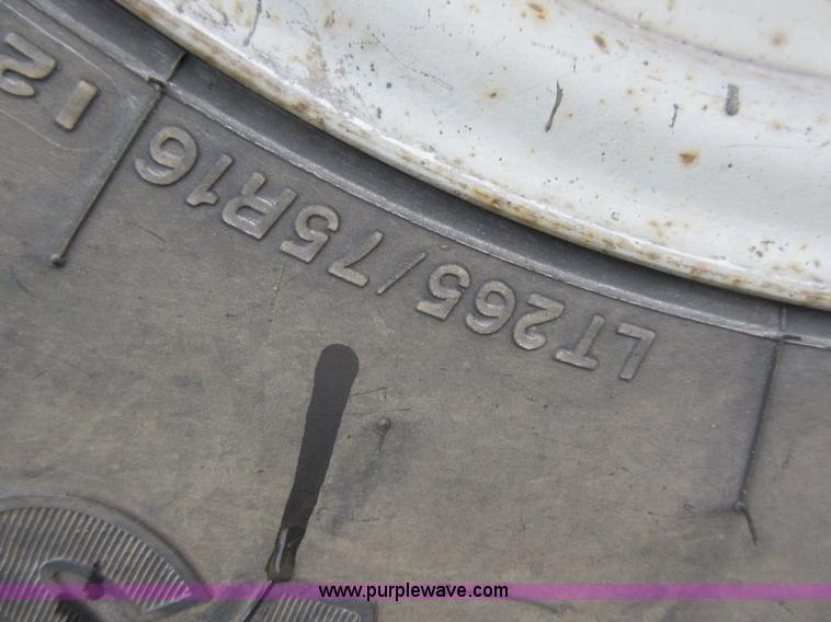 image for item AW9105 2002 Ford F350 Super Duty XL Crew Cab flatbed truck