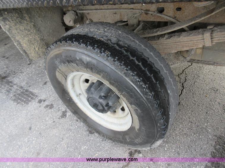 image for item AW9105 2002 Ford F350 Super Duty XL Crew Cab flatbed truck