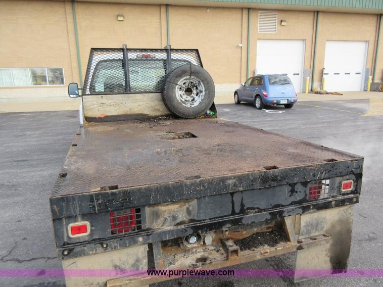 image for item AW9105 2002 Ford F350 Super Duty XL Crew Cab flatbed truck
