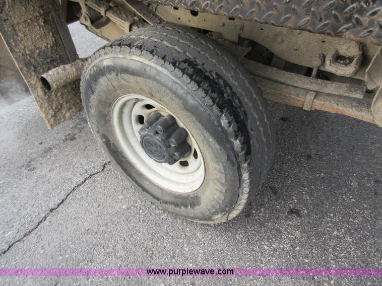 image for item AW9105 2002 Ford F350 Super Duty XL Crew Cab flatbed truck