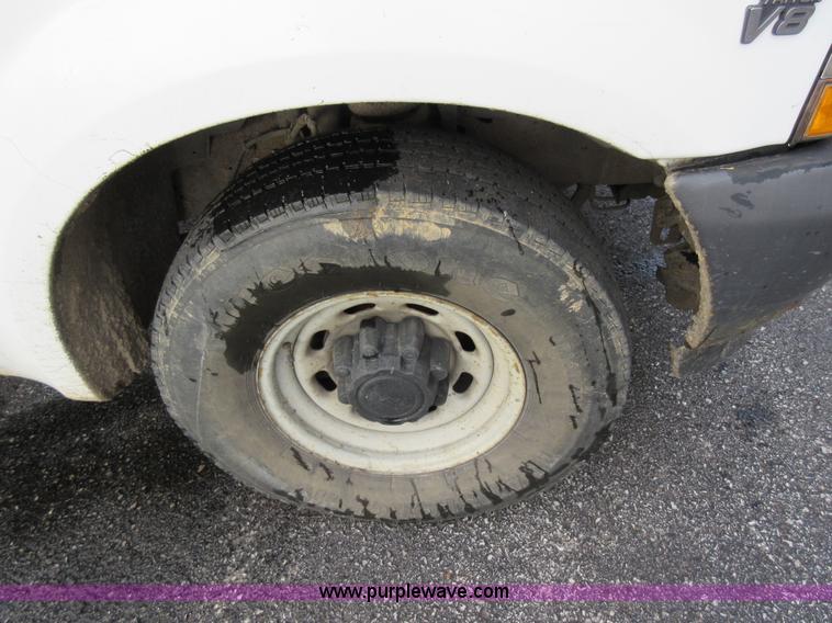 image for item AW9105 2002 Ford F350 Super Duty XL Crew Cab flatbed truck