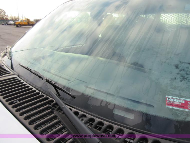 image for item AW9105 2002 Ford F350 Super Duty XL Crew Cab flatbed truck