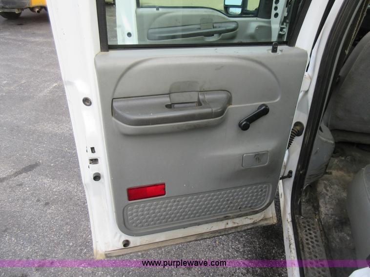 image for item AW9105 2002 Ford F350 Super Duty XL Crew Cab flatbed truck