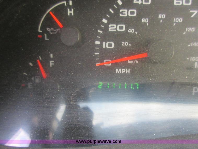 image for item AW9105 2002 Ford F350 Super Duty XL Crew Cab flatbed truck