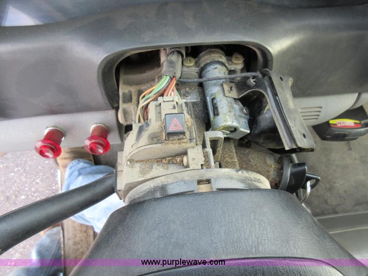 image for item AW9105 2002 Ford F350 Super Duty XL Crew Cab flatbed truck