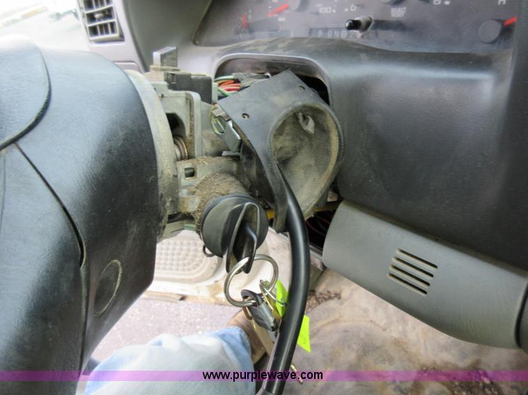 image for item AW9105 2002 Ford F350 Super Duty XL Crew Cab flatbed truck