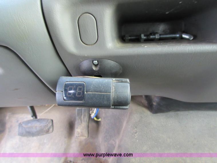 image for item AW9105 2002 Ford F350 Super Duty XL Crew Cab flatbed truck