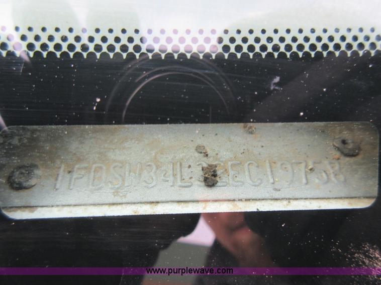 image for item AW9105 2002 Ford F350 Super Duty XL Crew Cab flatbed truck