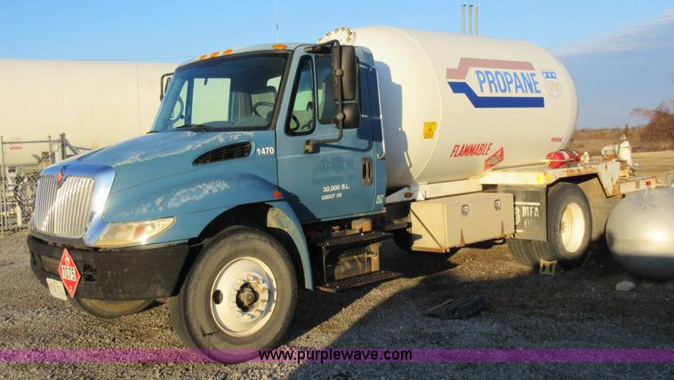 image for item AW9107 2002 International 4300 propane delivery truck