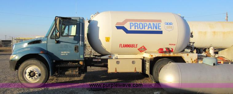 image for item AW9107 2002 International 4300 propane delivery truck