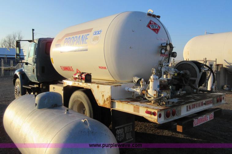 image for item AW9107 2002 International 4300 propane delivery truck