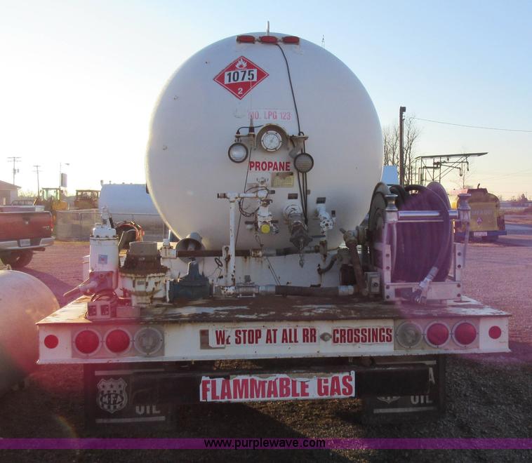 image for item AW9107 2002 International 4300 propane delivery truck