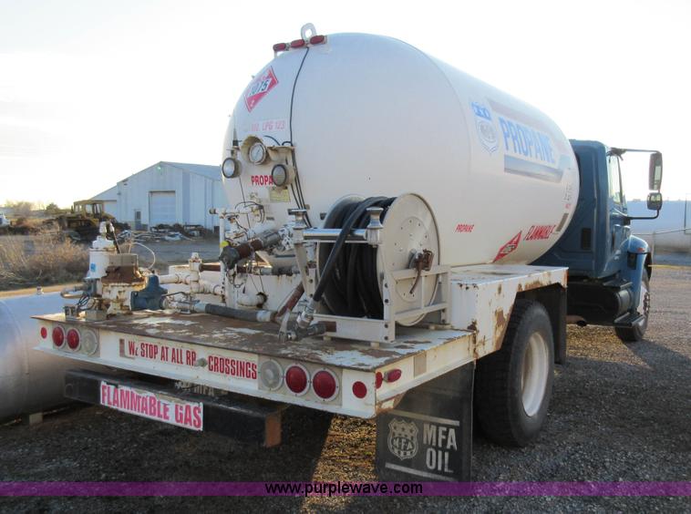 image for item AW9107 2002 International 4300 propane delivery truck
