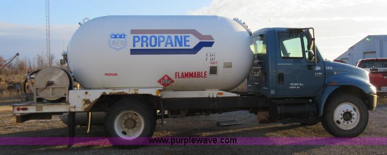 image for item AW9107 2002 International 4300 propane delivery truck