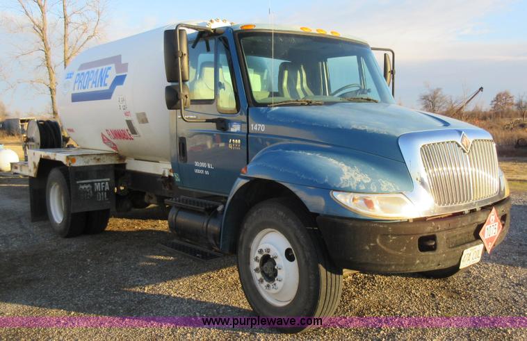 image for item AW9107 2002 International 4300 propane delivery truck