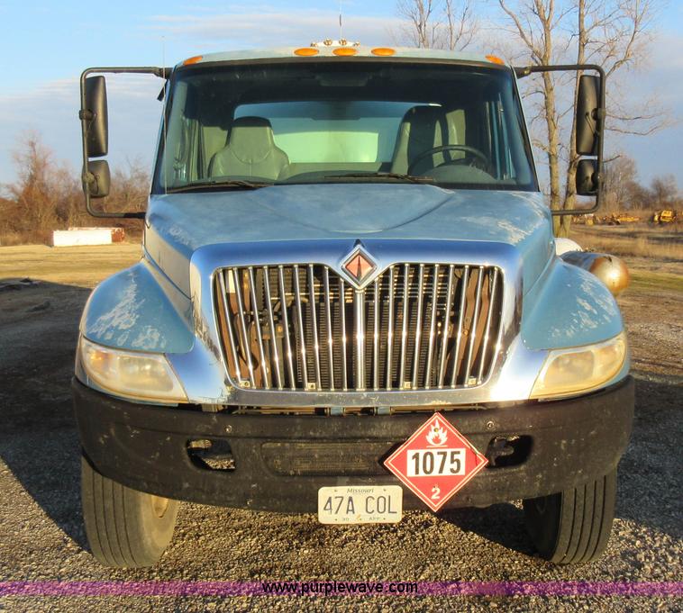 image for item AW9107 2002 International 4300 propane delivery truck