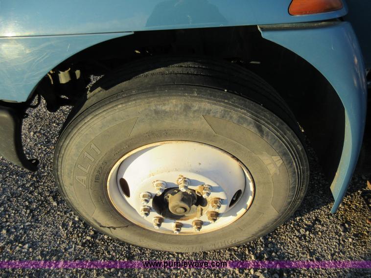 image for item AW9107 2002 International 4300 propane delivery truck