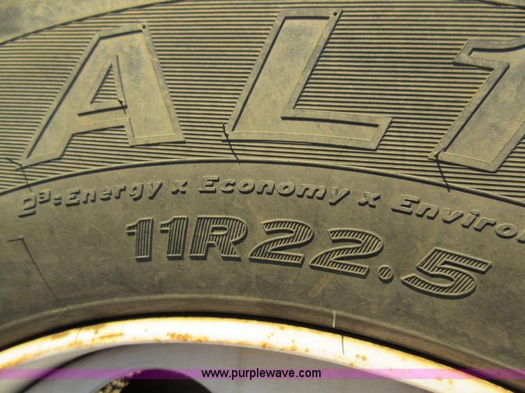 image for item AW9107 2002 International 4300 propane delivery truck