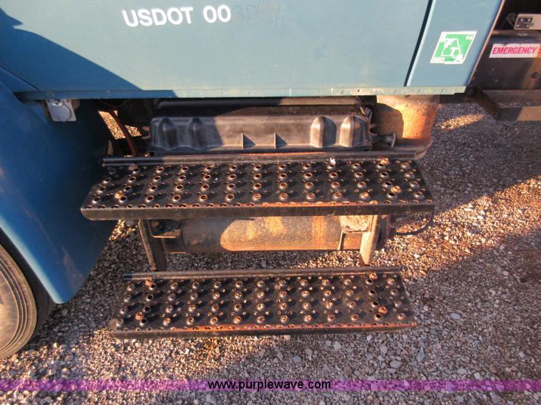 image for item AW9107 2002 International 4300 propane delivery truck