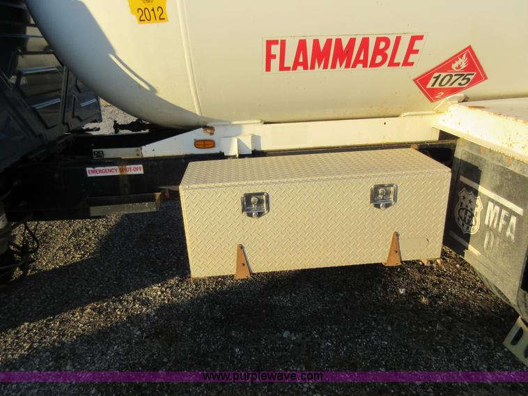 image for item AW9107 2002 International 4300 propane delivery truck