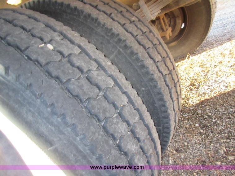 image for item AW9107 2002 International 4300 propane delivery truck